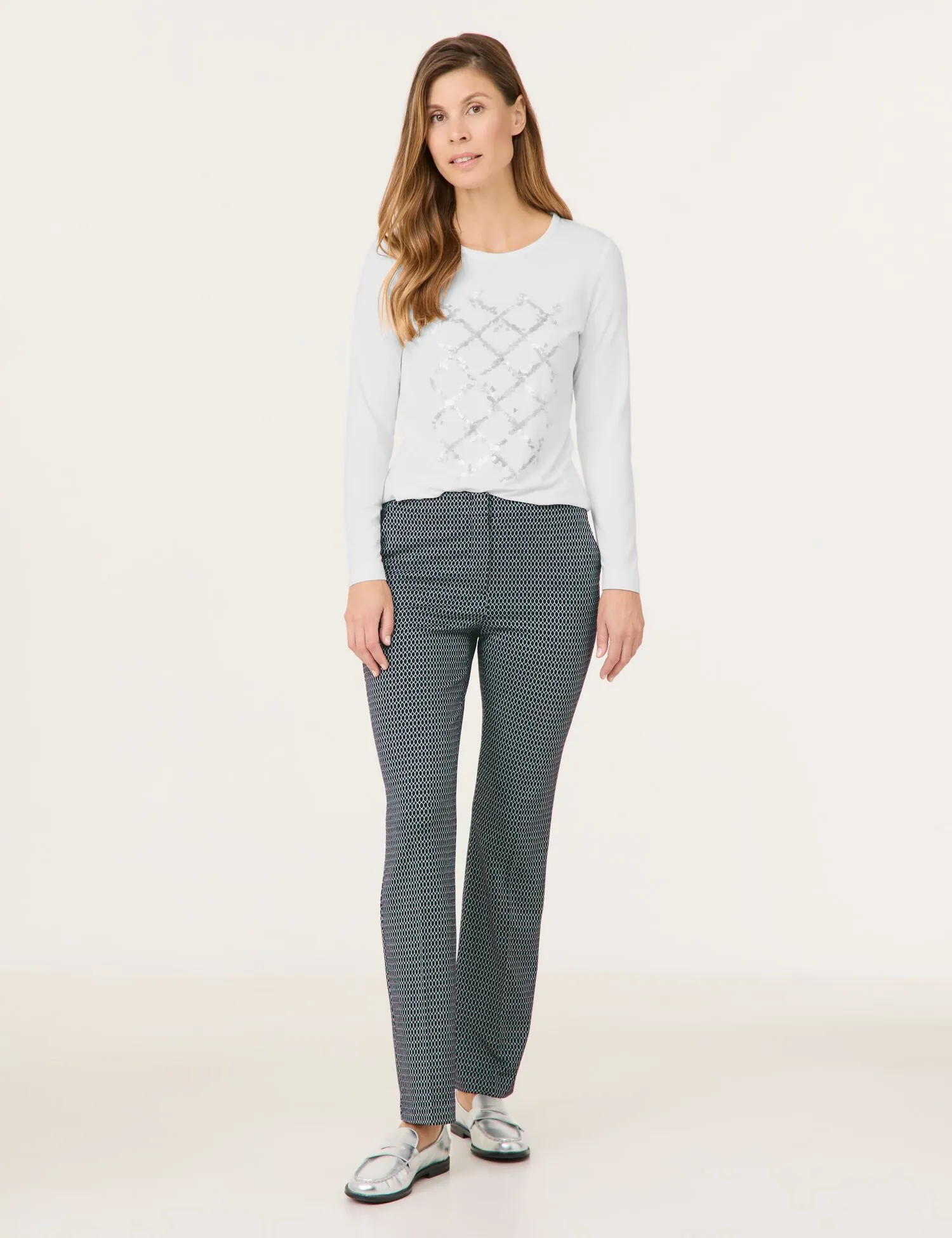 Elegant cloth trousers with a honeycomb pattern