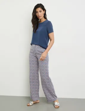 Flowing trousers with an all-over pattern