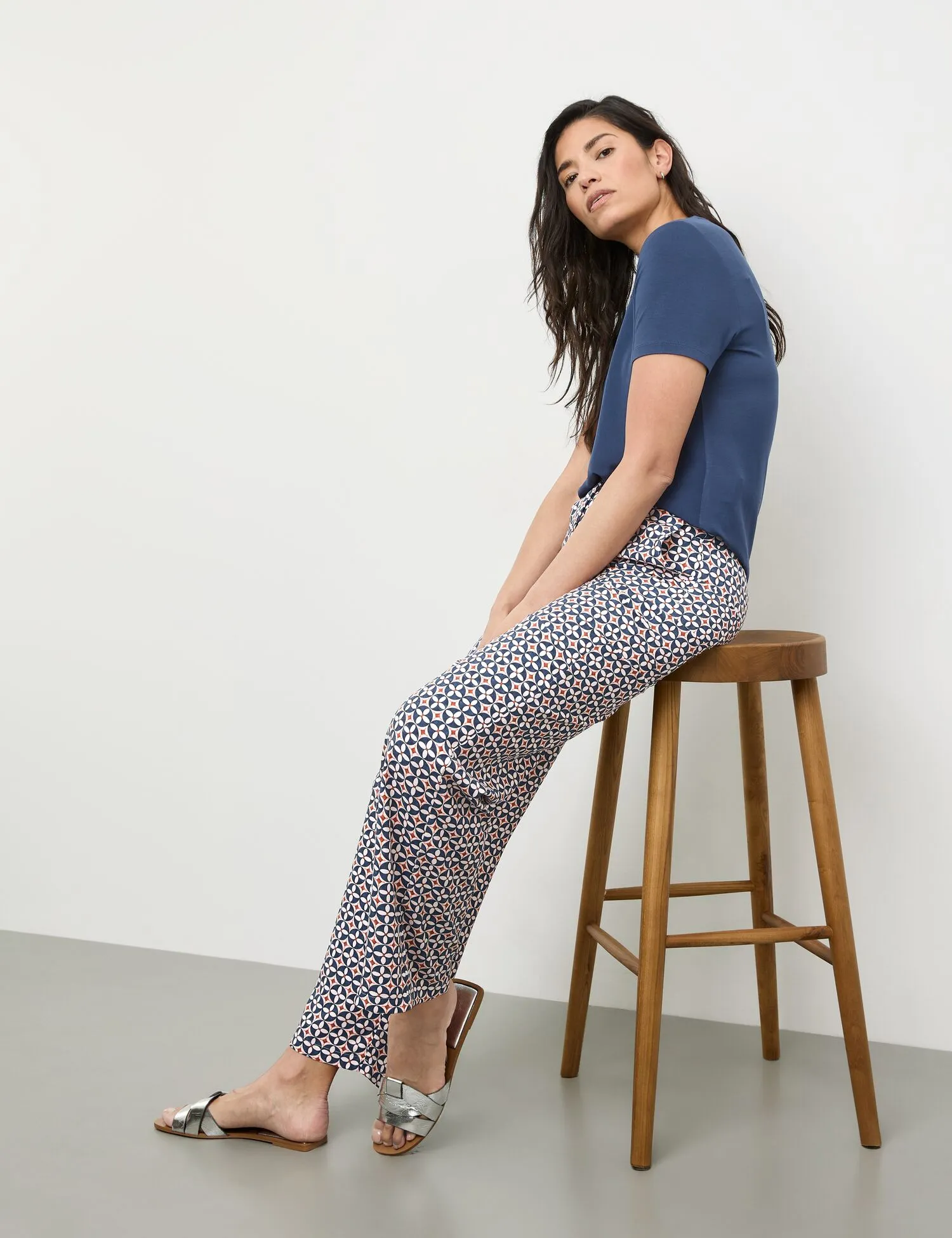 Flowing trousers with an all-over pattern