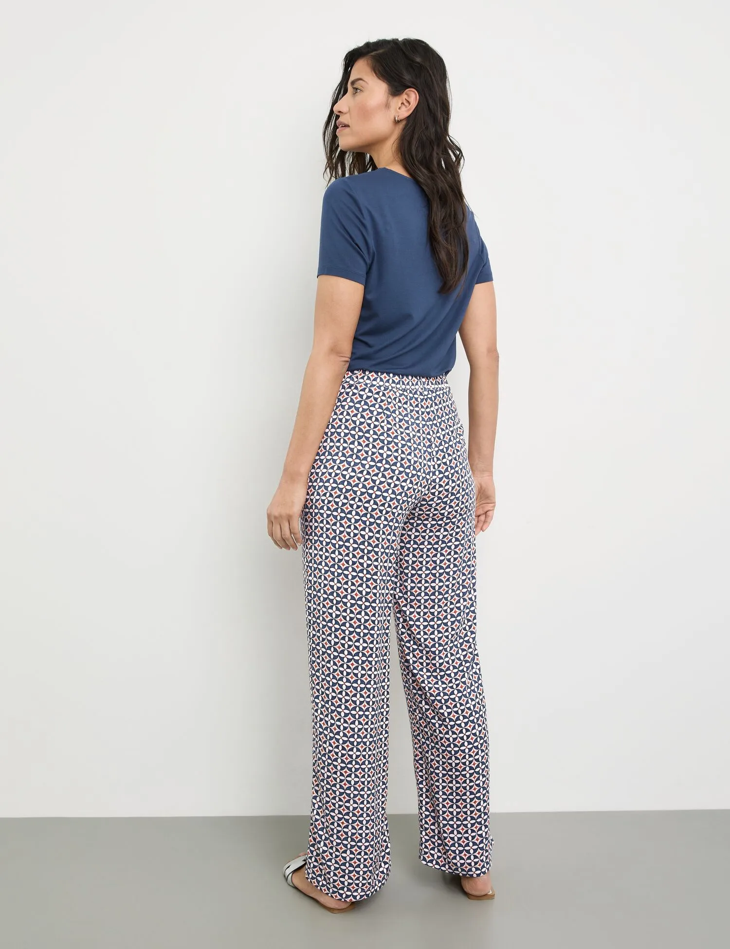 Flowing trousers with an all-over pattern