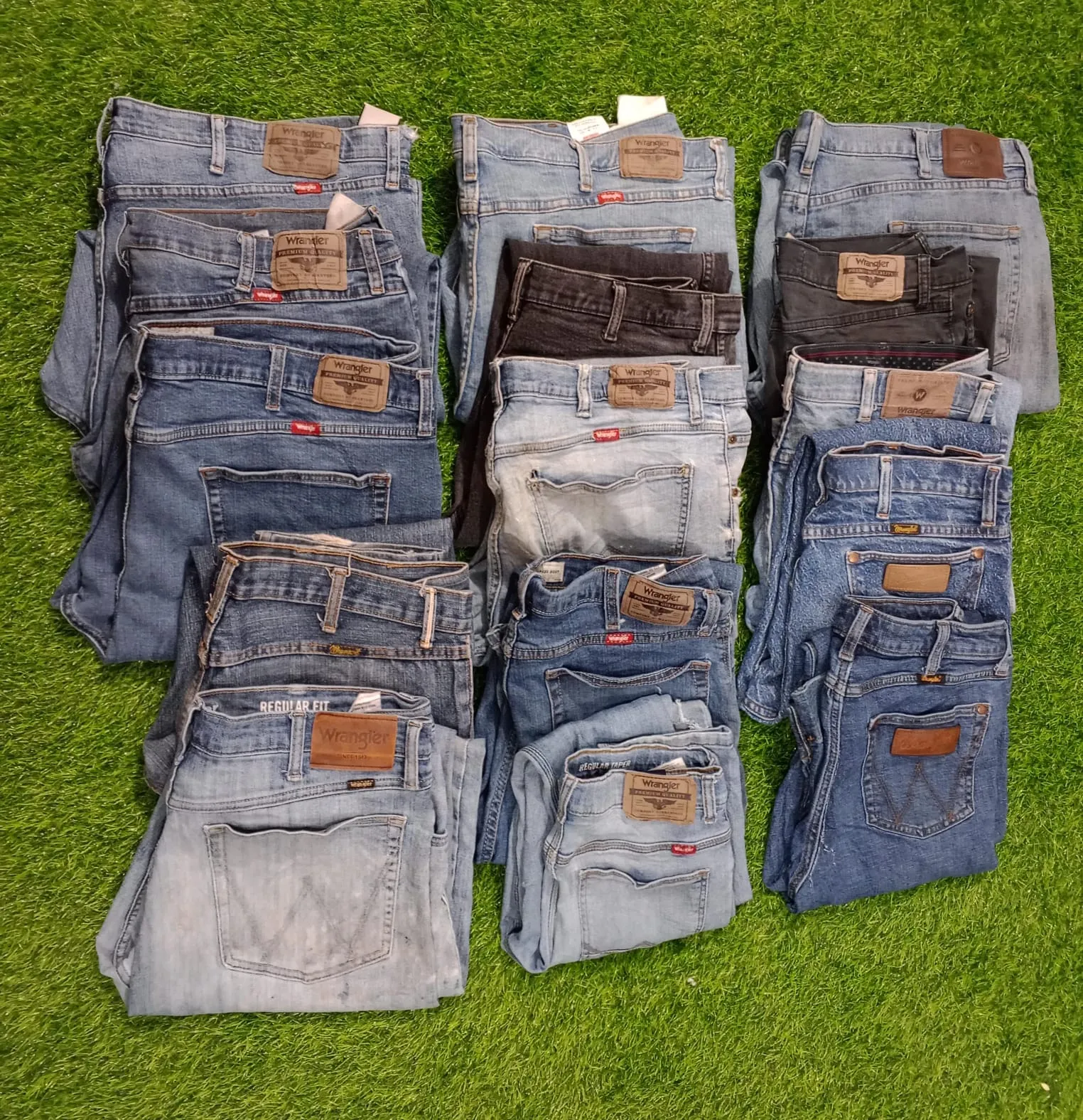 Levi's, Wrangler, and More Brands - 100 Pcs of Jeans