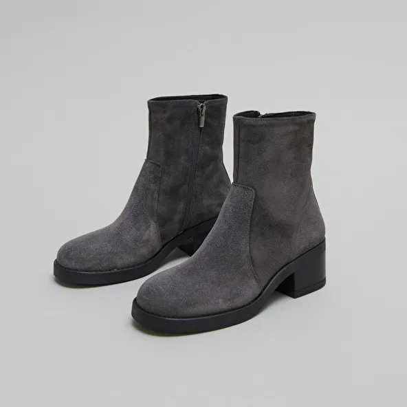 Lowboots with heels in grey suede