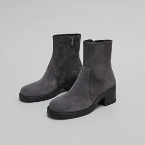 Lowboots with heels in grey suede