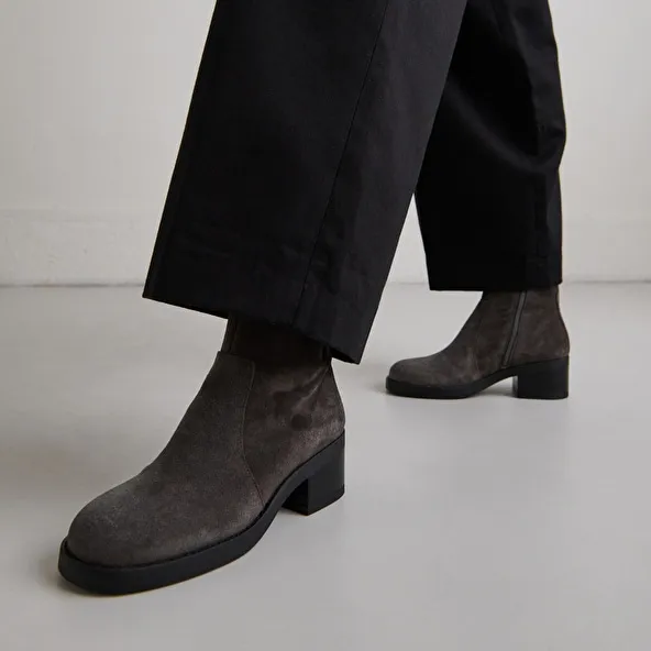 Lowboots with heels in grey suede