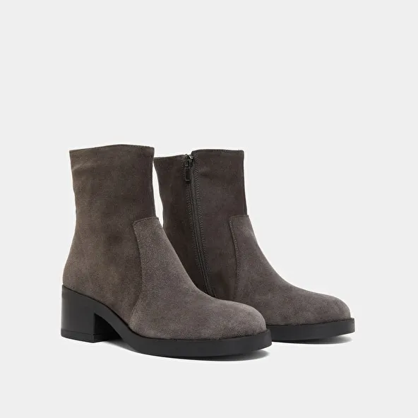 Lowboots with heels in grey suede