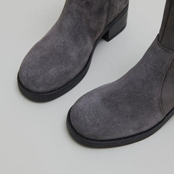 Lowboots with heels in grey suede