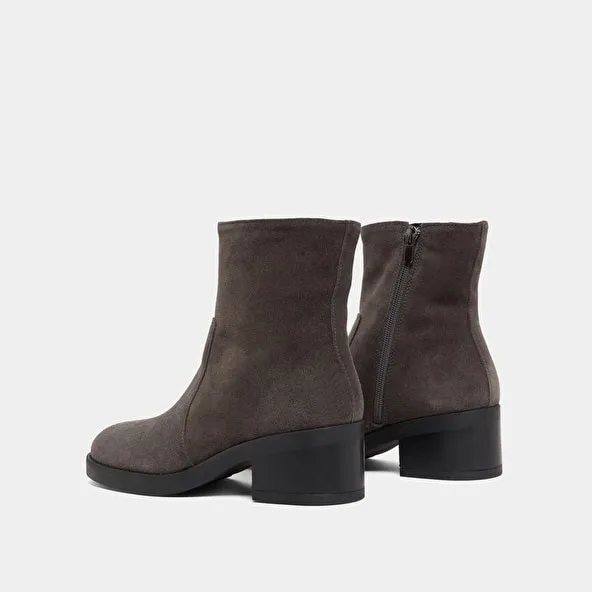 Lowboots with heels in grey suede