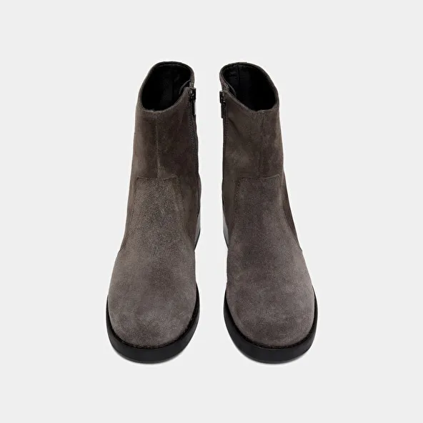 Lowboots with heels in grey suede