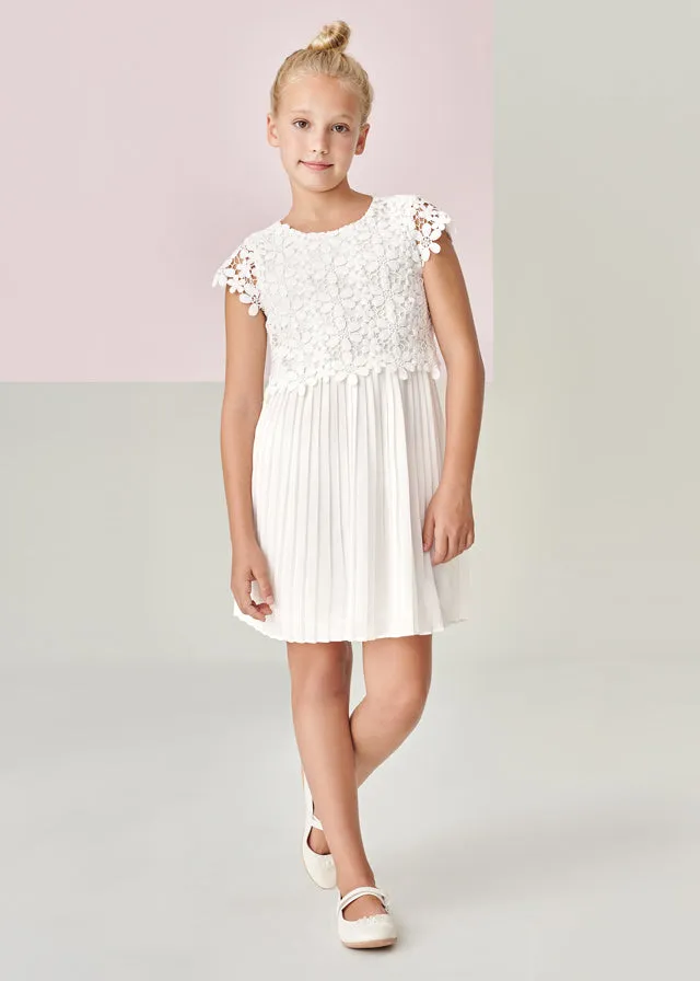 Teen girl mayoral guipur dress in natural color.