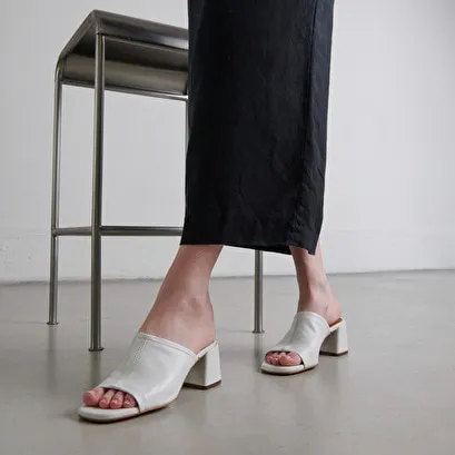 Mules with heels and open toes in white leather