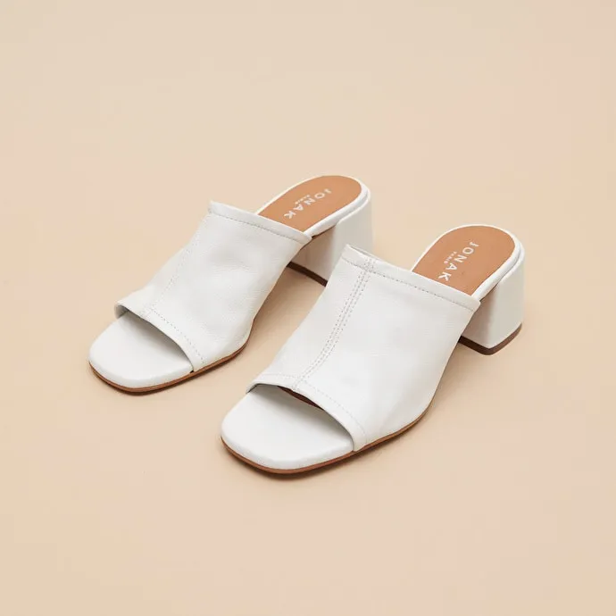 Mules with heels and open toes in white leather