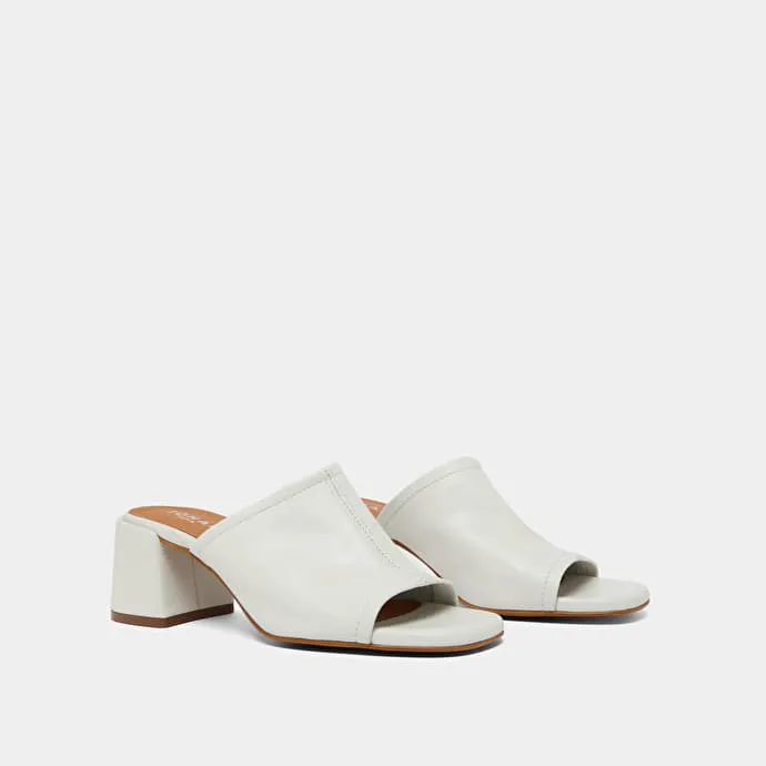 Mules with heels and open toes in white leather