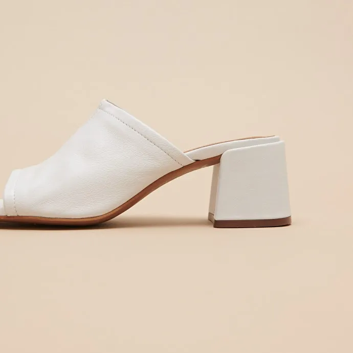 Mules with heels and open toes in white leather