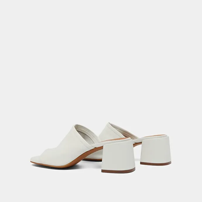 Mules with heels and open toes in white leather