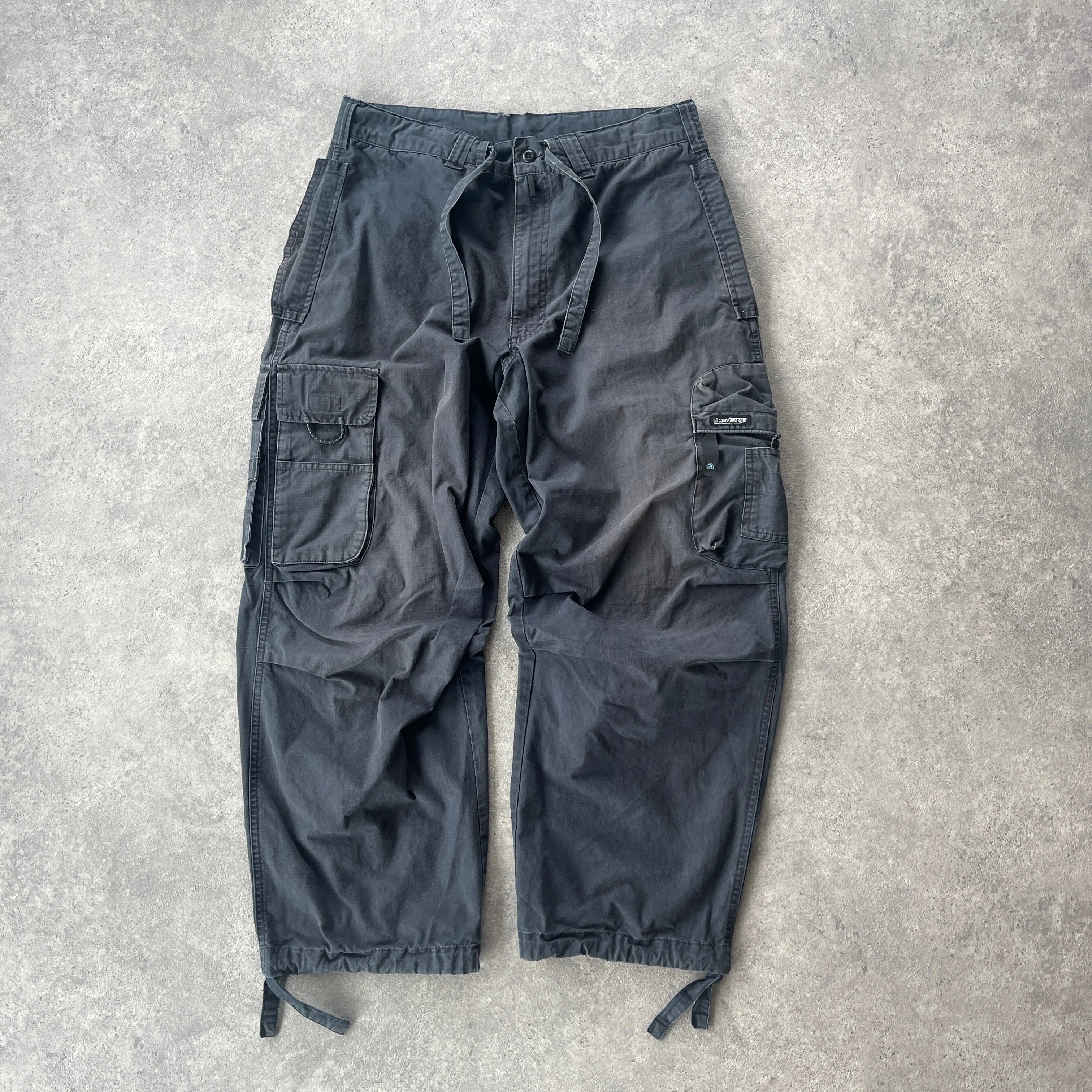 Nike ACG 2000s technical cargo trousers (L)