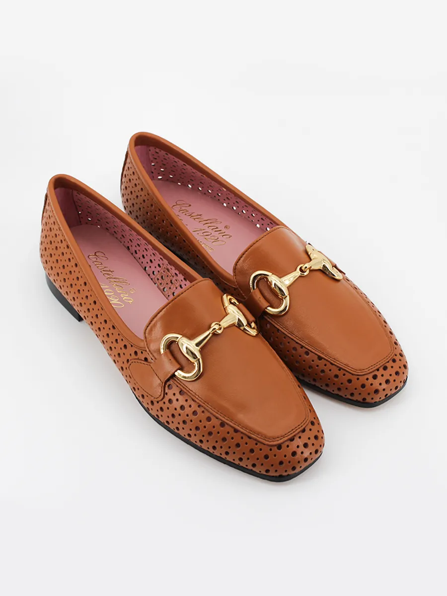 Woman leather loafers Rio in tan color.