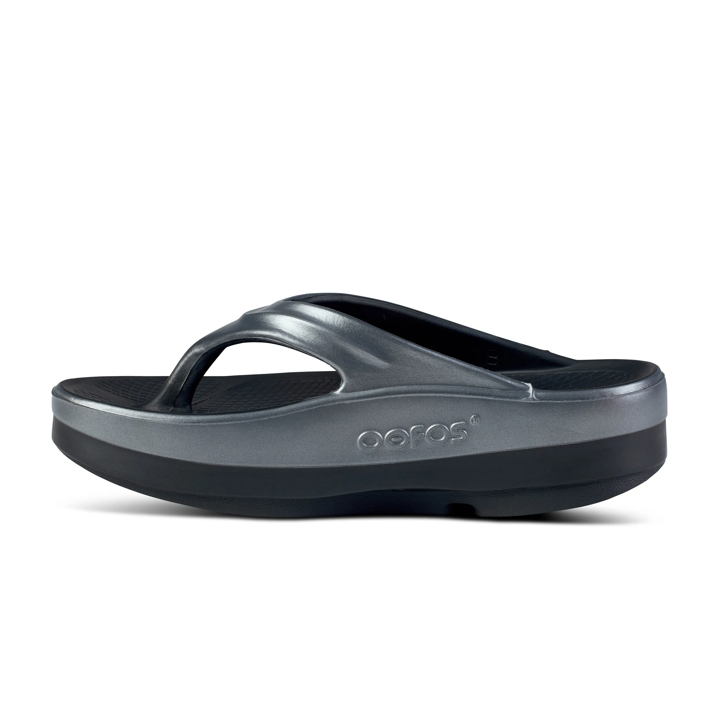  Women's OOmega Toe Post Sandal in Basalt  